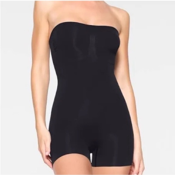 Skims Black Seamless Sculpt Strapless Shortie Bodysuit. Comes with straps NWOT - Picture 2 of 5